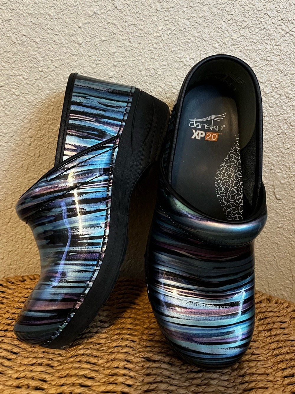 Dansko XP 2.0 Striped Abstract Patent Shoe Clogs Women’s Size 8 (EU 38)